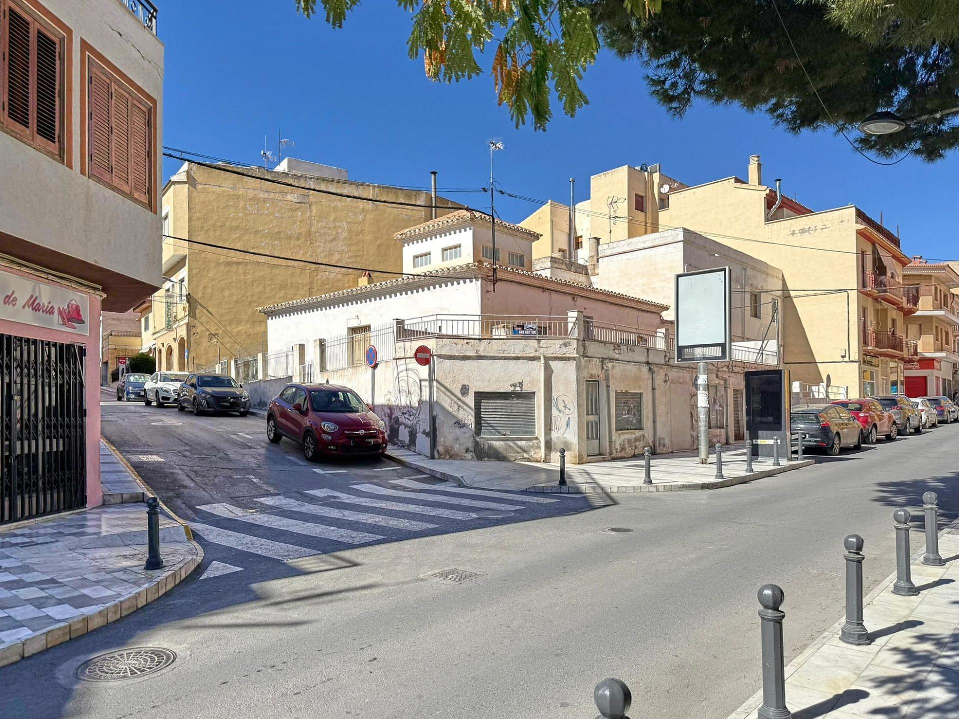 CHALET Y LOCALES COMERCIALES
