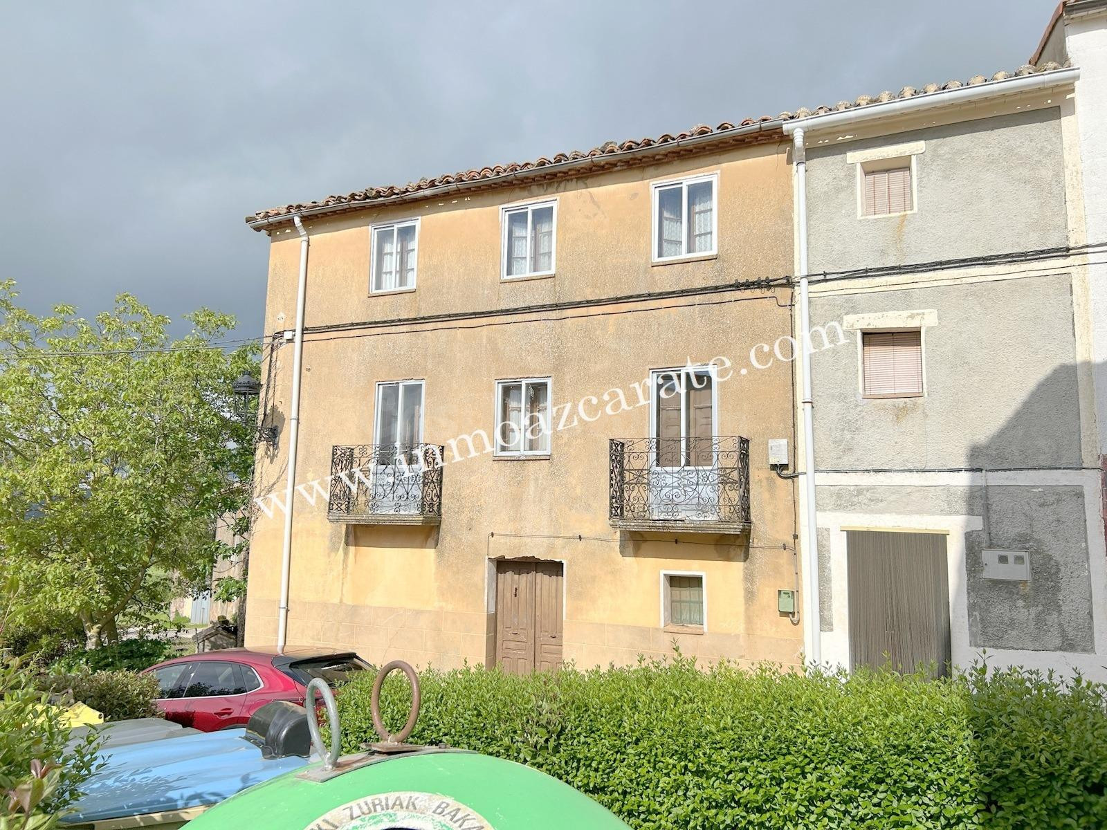 Casa con jardín y parcela en Ubago