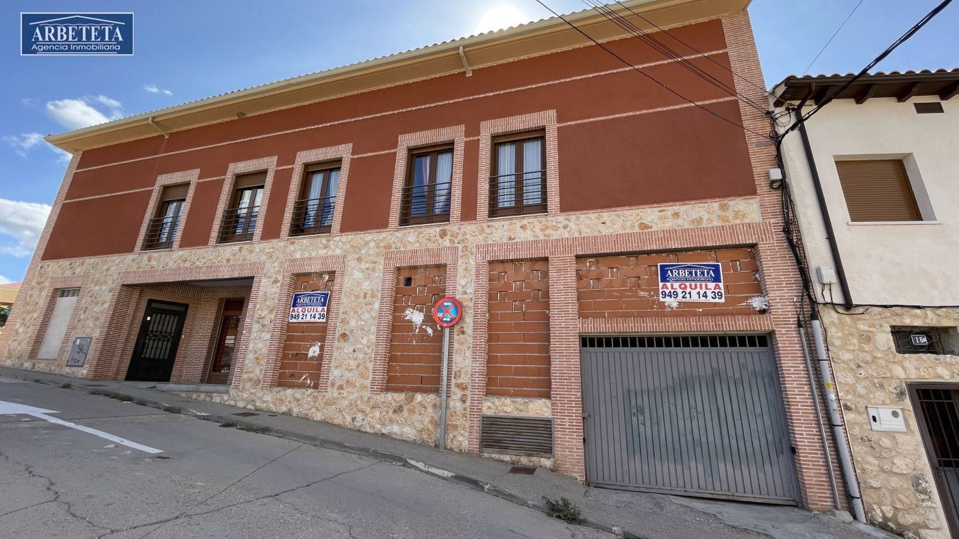Se alquila local en Torija, Guadalajara.