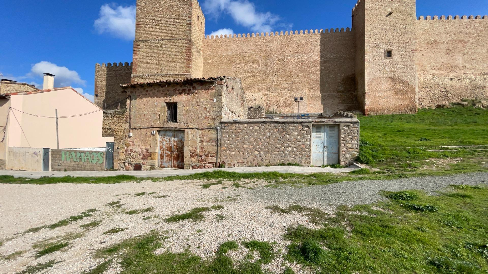 INMOBILIARIA ARBETETA VENDE CASA DE PUEBLO CON TERRENO URBANIZABLE EN SIGÜENZA