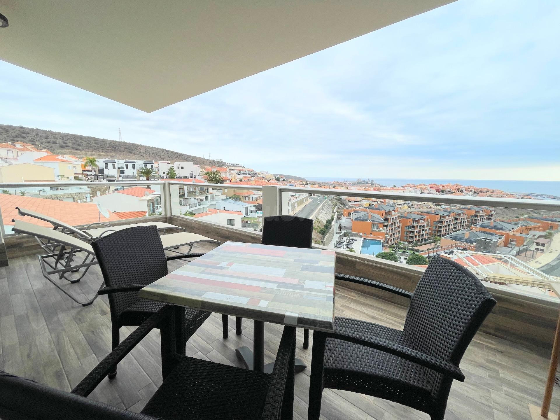 Apartamento con amplia terraza en Loma 2