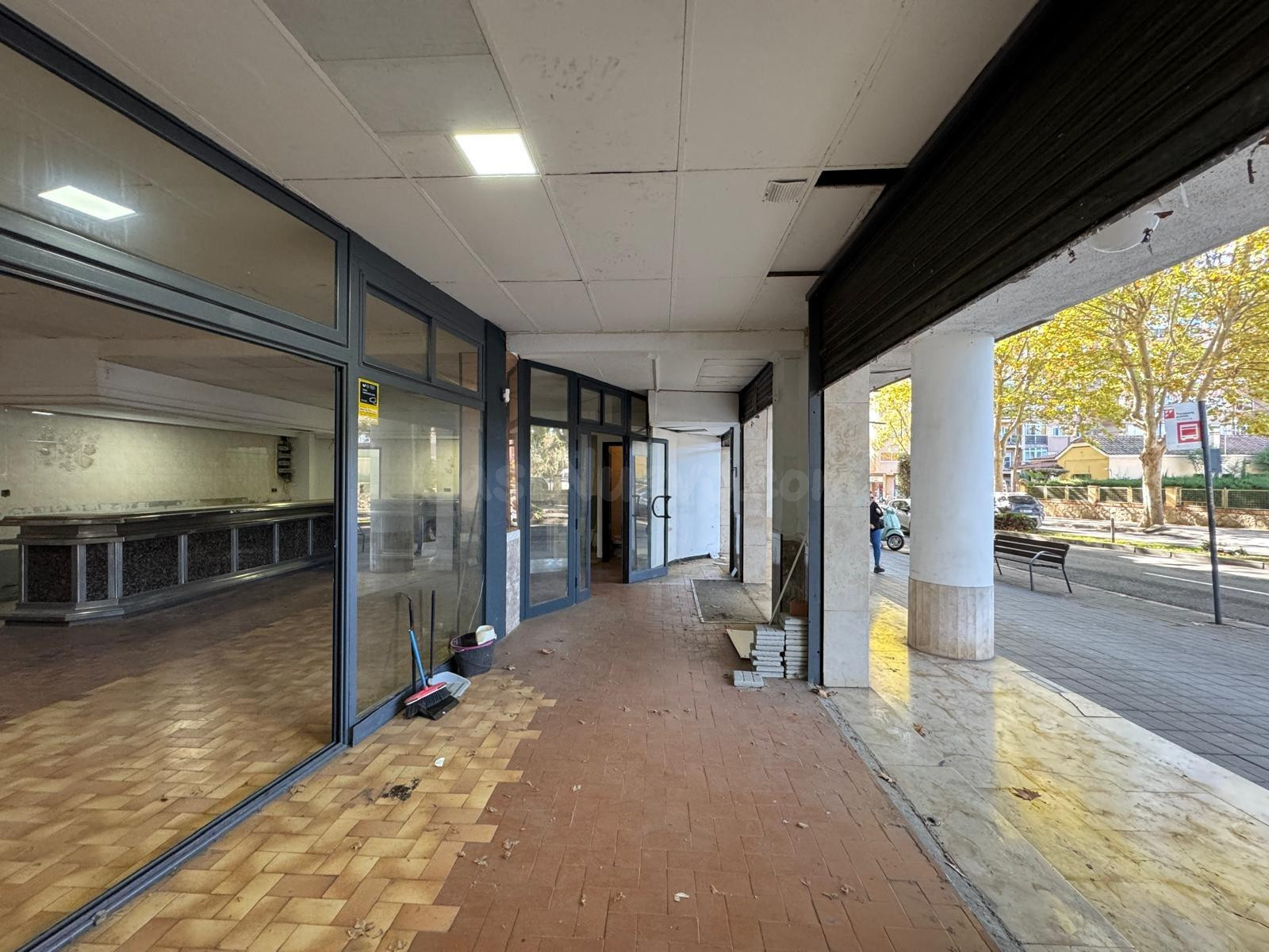 Local comercial en venta en Av. Països Catalans, Reus – 152 m2 amplios y con gran fachada