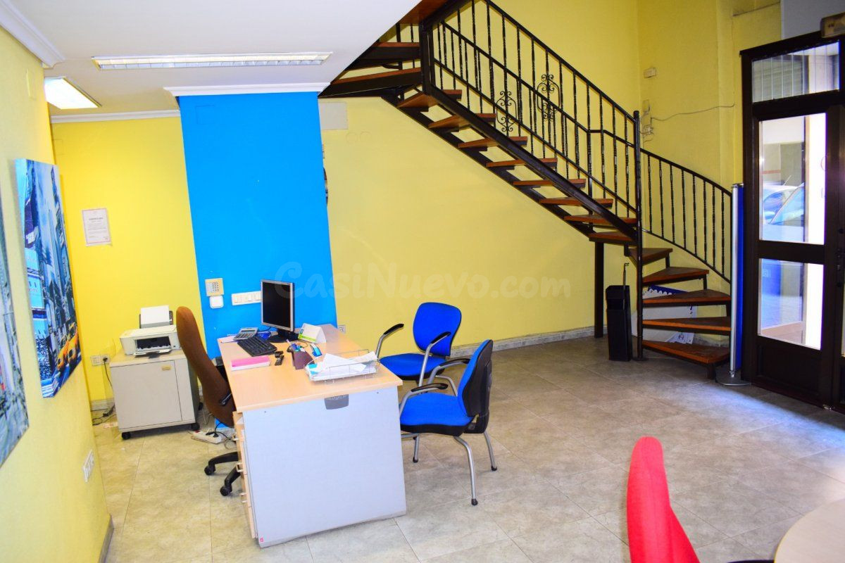 Local Comercial muy bien ubicado en calle de mucho paso junto a la Avda Valencia