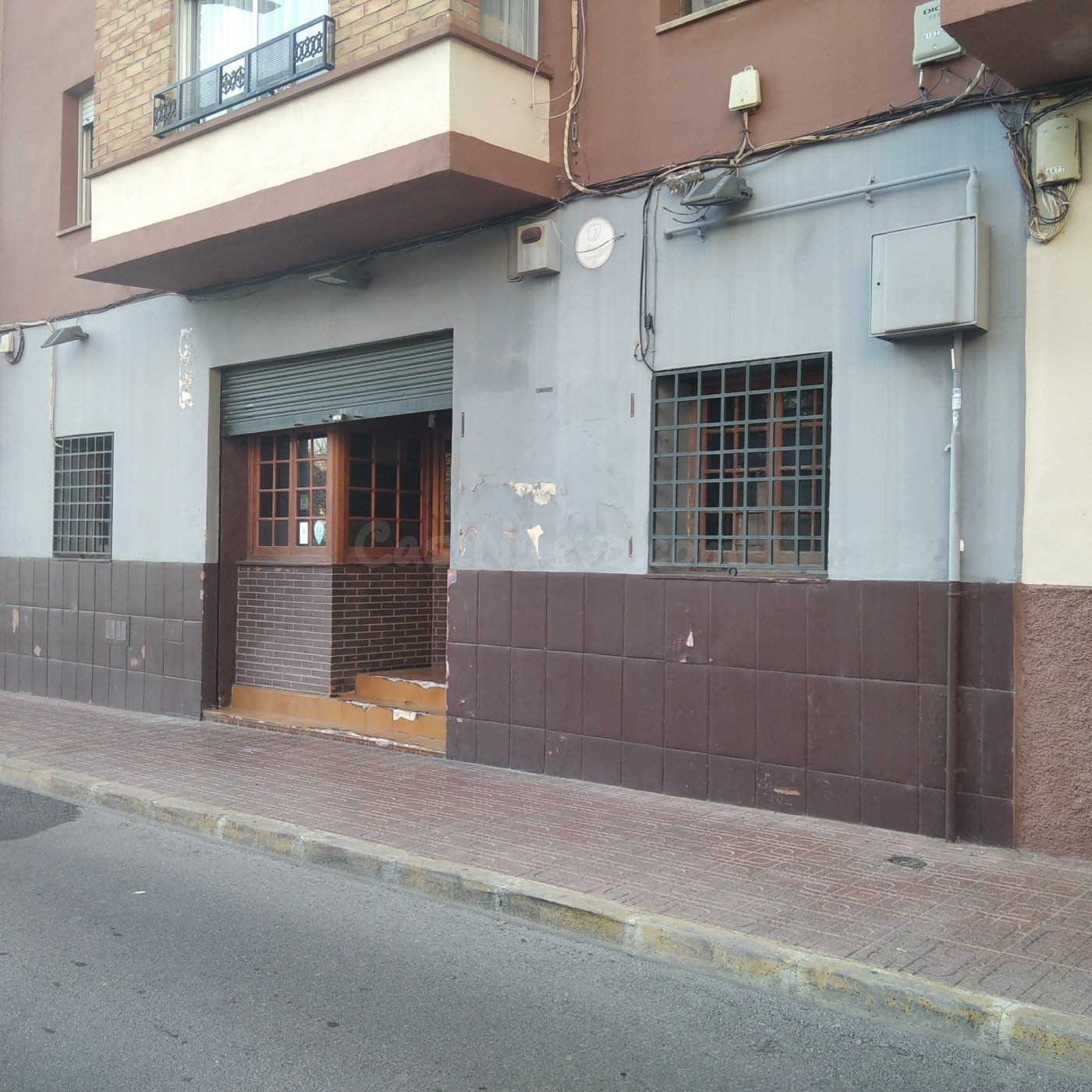 Local comercial con salida de humos junto a plaza.