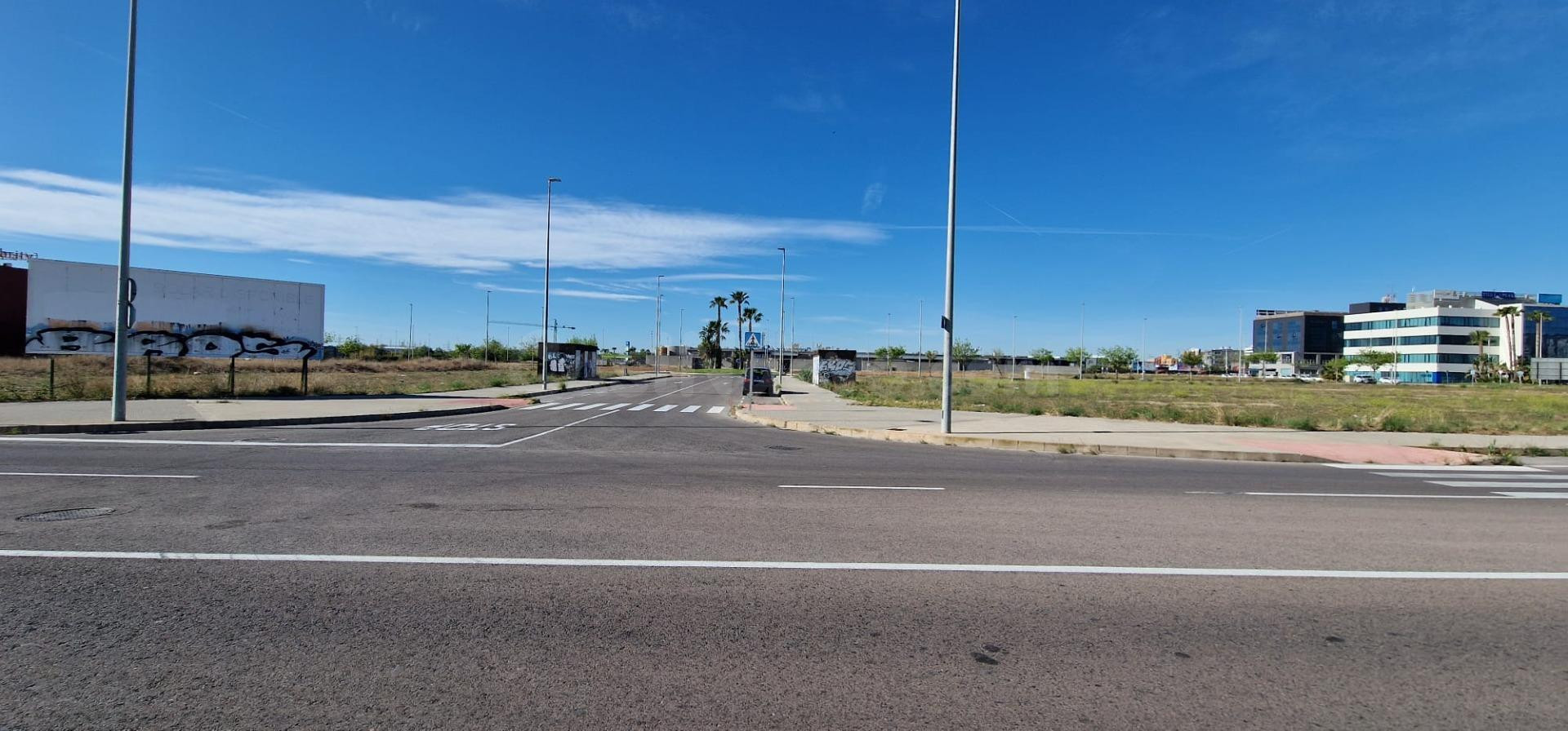 Presentamos este solar para uso Terciario (Comercial, Oficinas. Hotelero, Concesionario, etc)