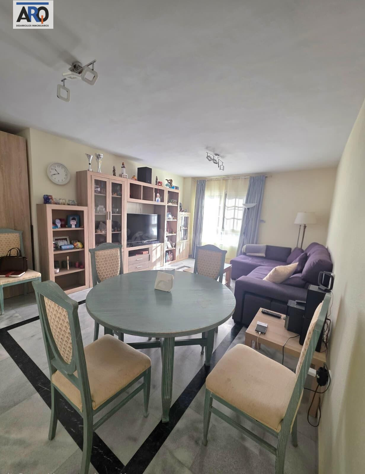 Vive a 50 metros del mar: piso con garaje y patio en Rincón de la Victoria