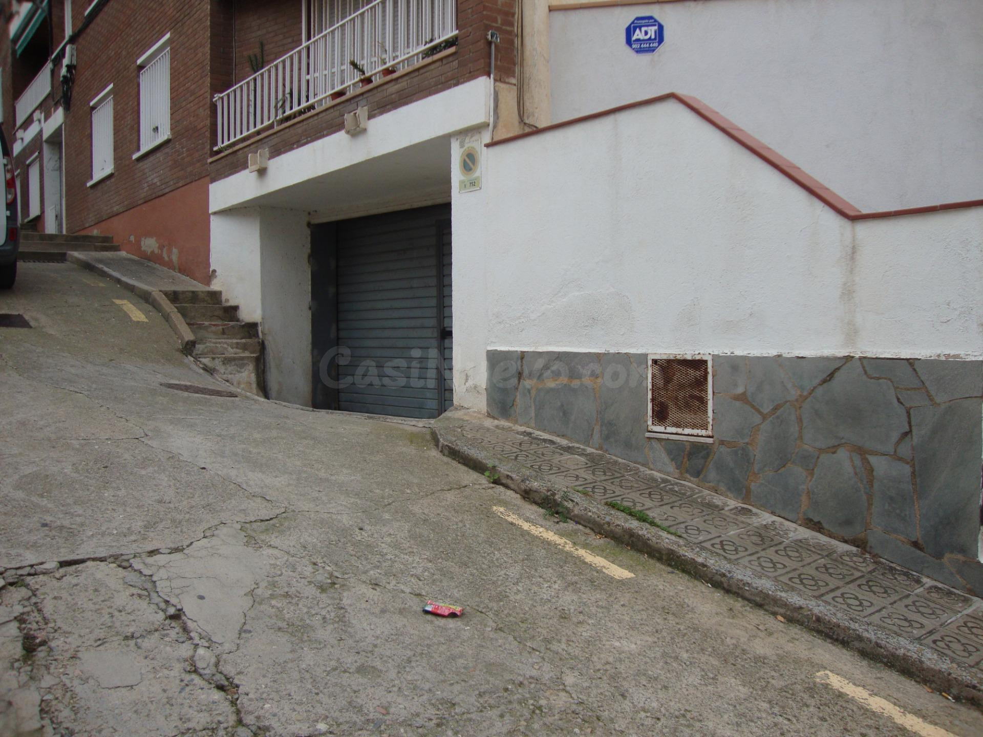 LOCAL CON VARIOS PARKINGS Y TRASTEROS
