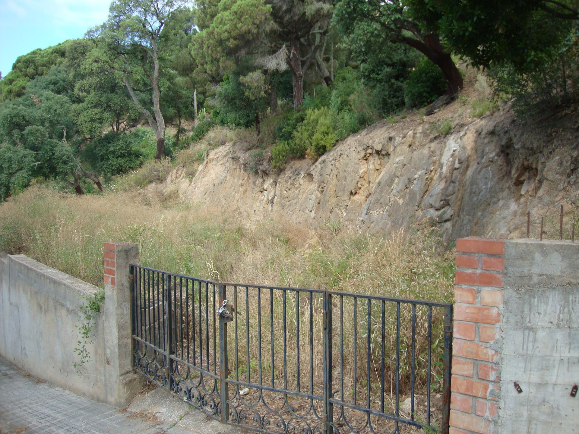 GARAJE EN PARCELA DE 800M2 EN URBANIZACIÓN