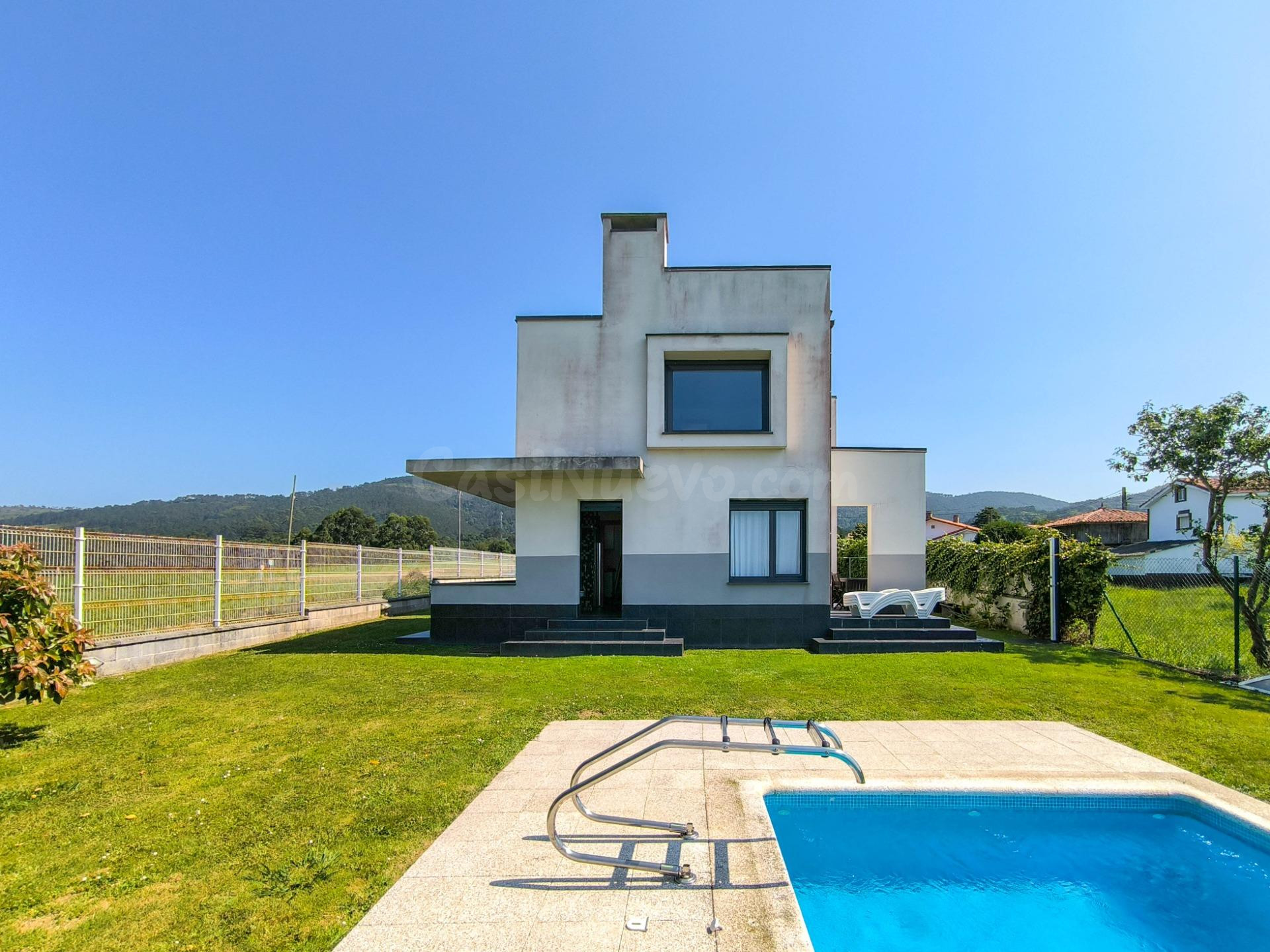 Chalet exclusivo con piscina en Playa Calabón – Cudillero