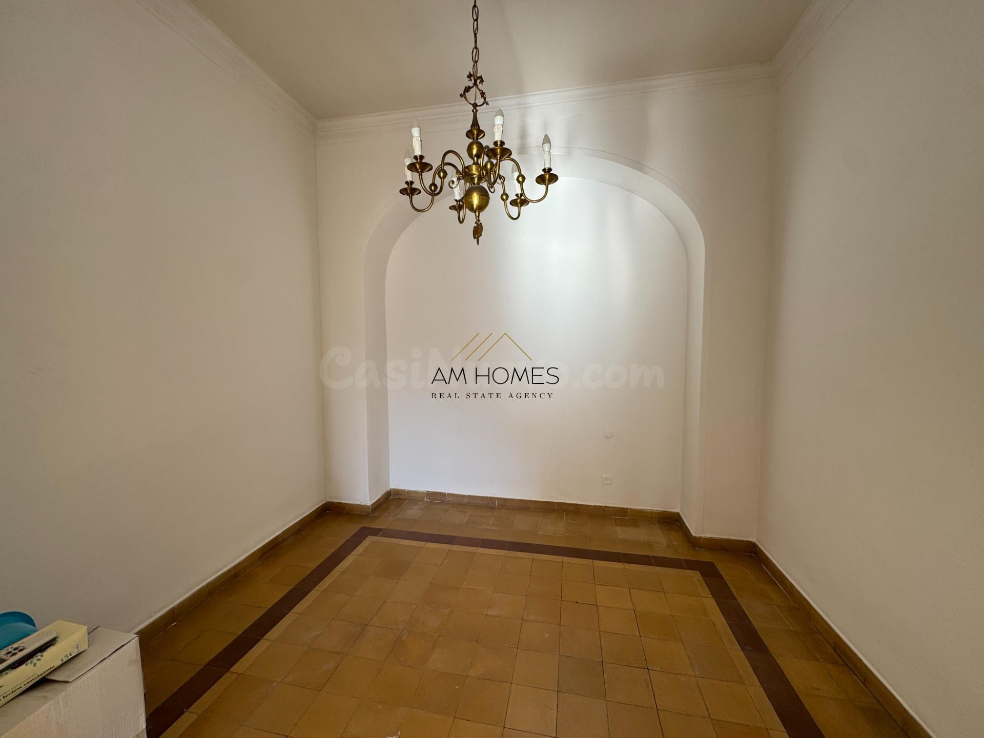 Exclusiva vivienda en el corazón de Alicante con techos altos.