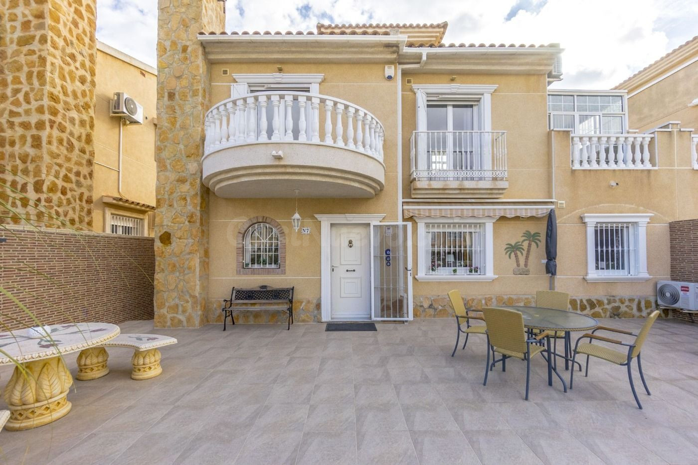 Villa Adosada de Lujo en Aguas Nuevas con Piscina Comunitaria