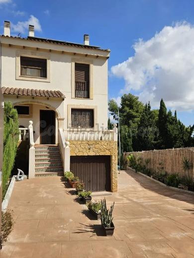 VENTA CHALET ADOSADO EN URBANIZACIÓN SANTA APOLONIA, TORRENT