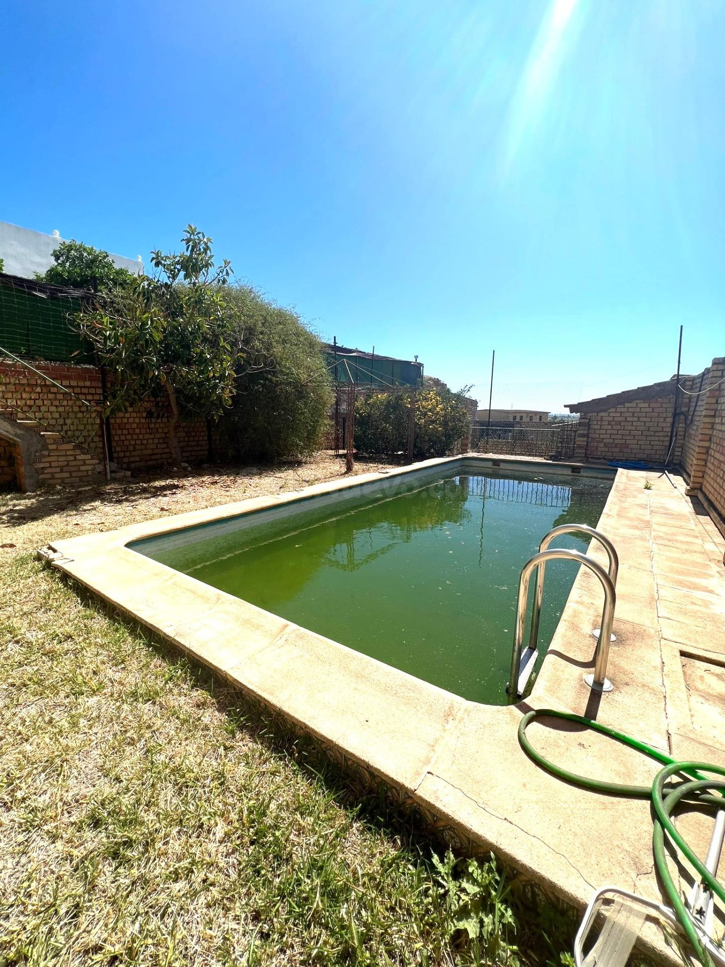 CHALET CON PISCINA EN LA LOCALIDAD DE GERENA, PARA TERMINAR.