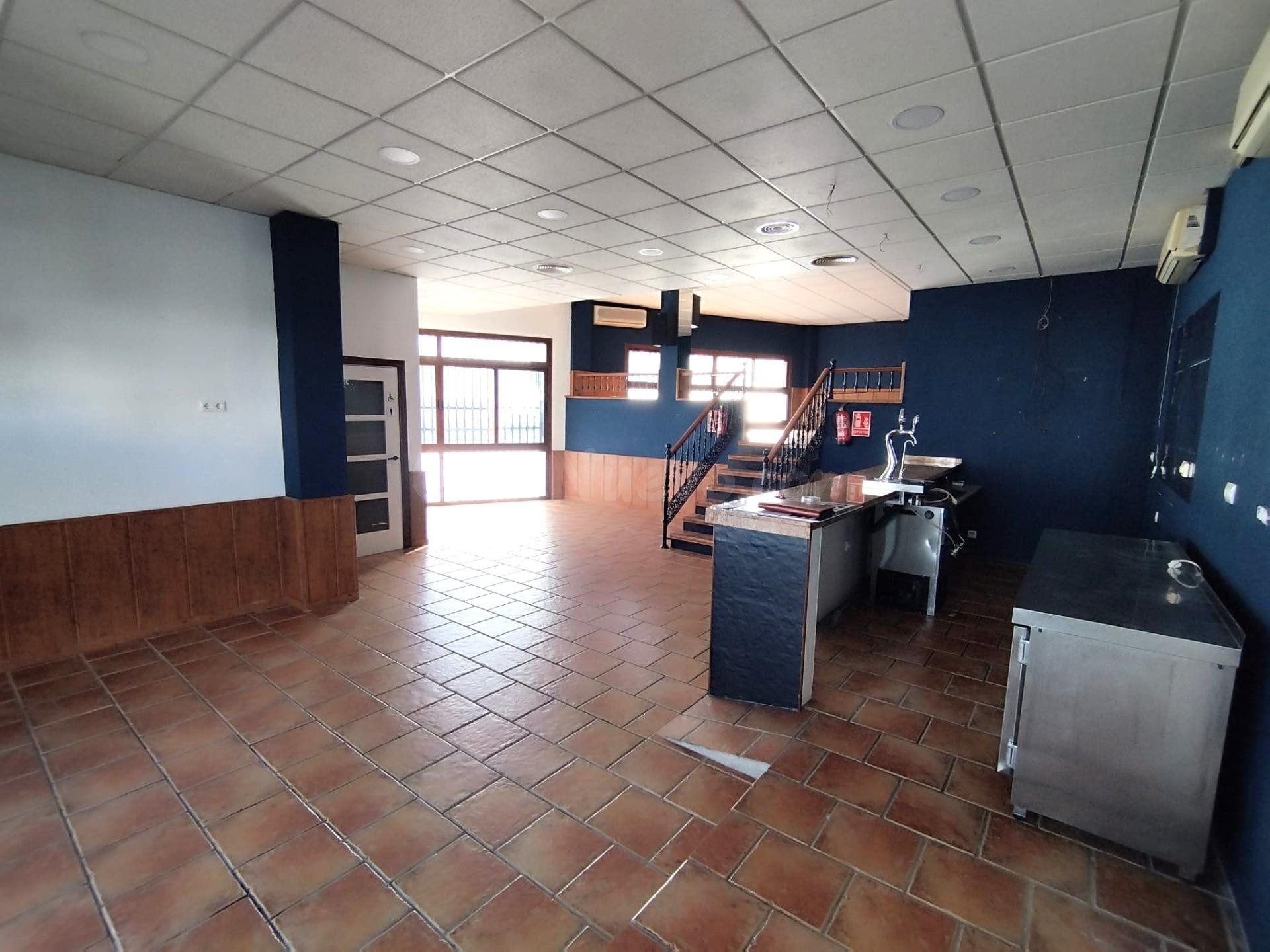 OPORTUNIDAD DE NEGOCIO EN VENTA Ó ALQUILER EN LA LOCALIDAD DE BURGUILLOS, SEVILLA.