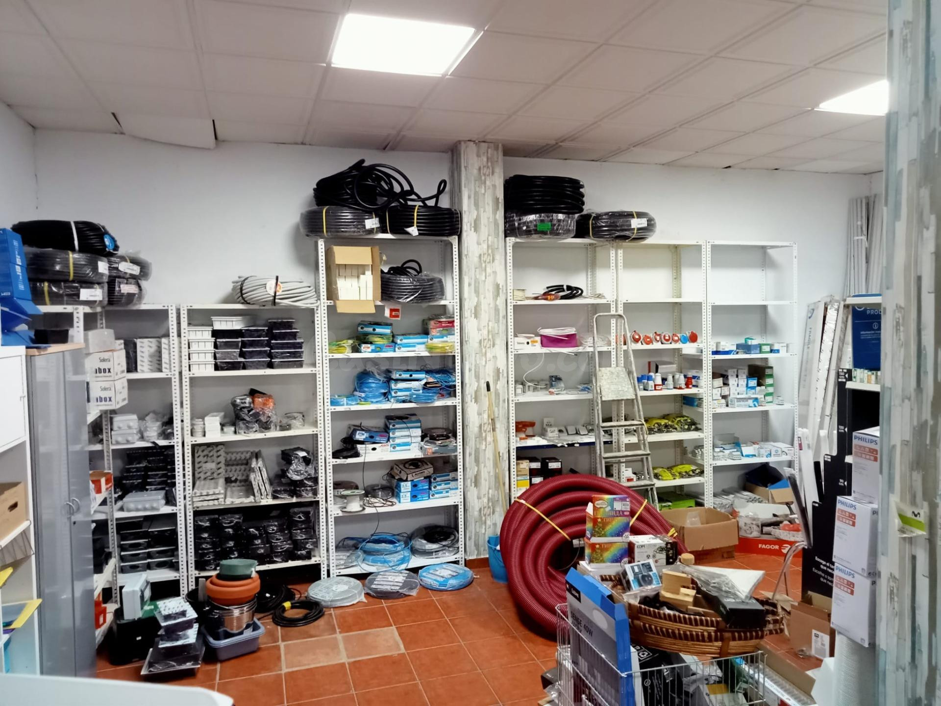OPORTUNIDAD DE LOCAL COMERCIAL EN BURGUILLOS, SEVILLA.