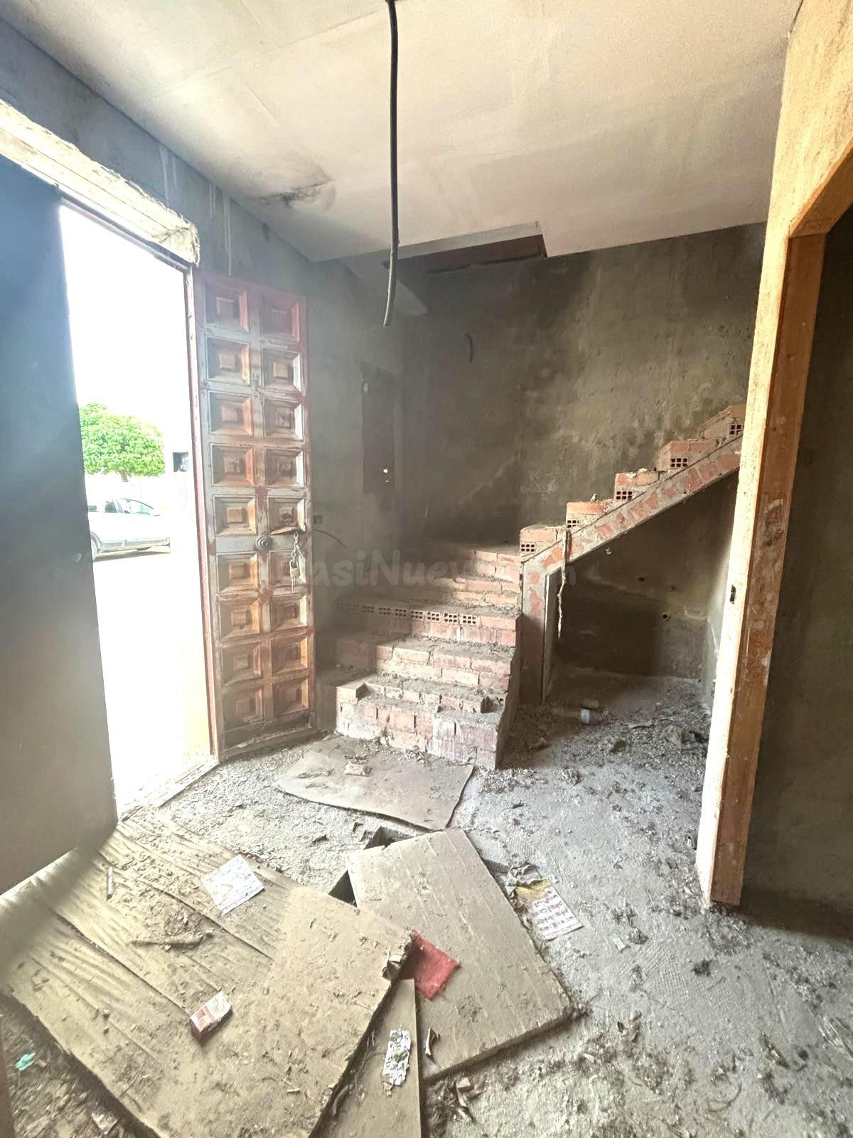 ¡Oportunidad Única! Casa Esquinera para Reformar en Brenes