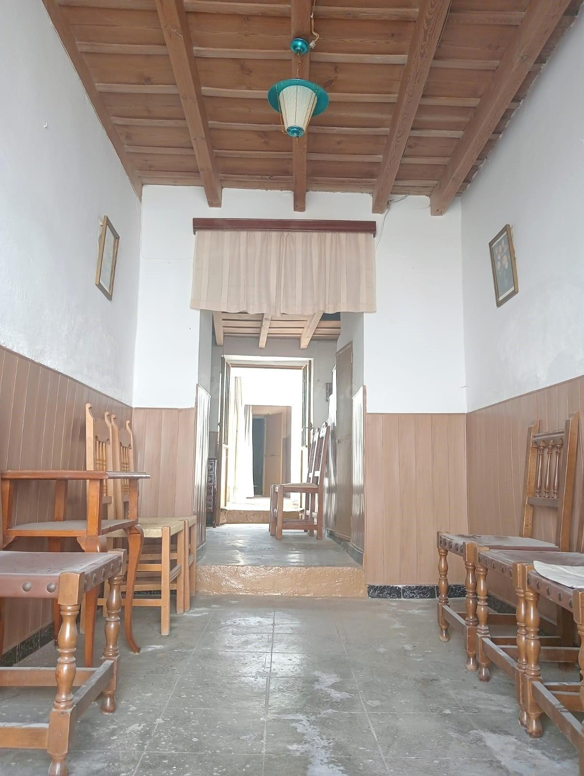 Encantadora Vivienda con Gran Terreno en el Centro de Alcalá del Río