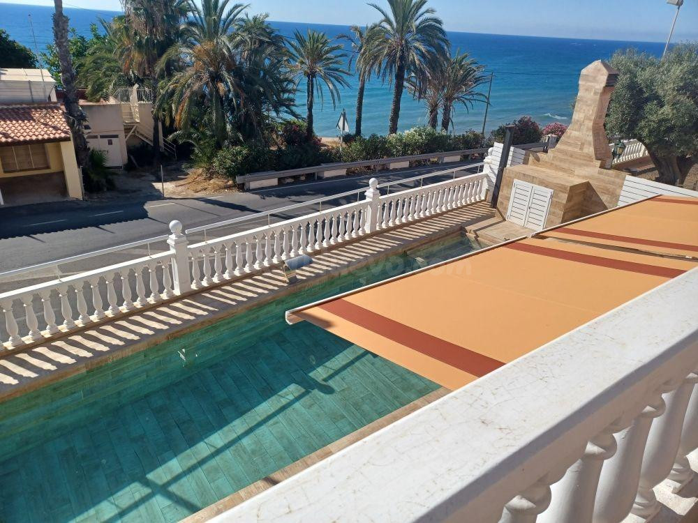 AMPLIA VILLA A 100 M DEL MAR CON VISTAS DIRECTAS