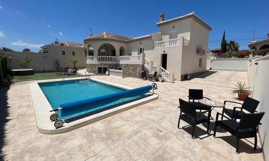 ESPECTACULAR VILLA EN CIUDAD QUESADA