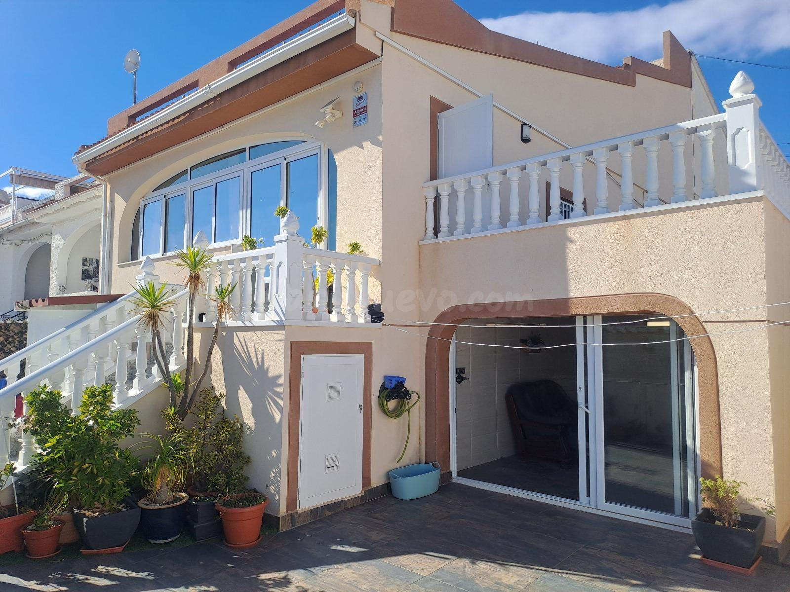 OPORTUNIDAD!!!! ADOSADO EN ESQUINA CON APARTAMENTO SEPARADO