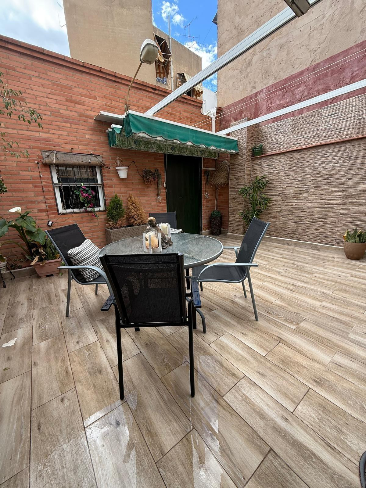 Amplia vivienda en la zona de Carolinas Bajas.