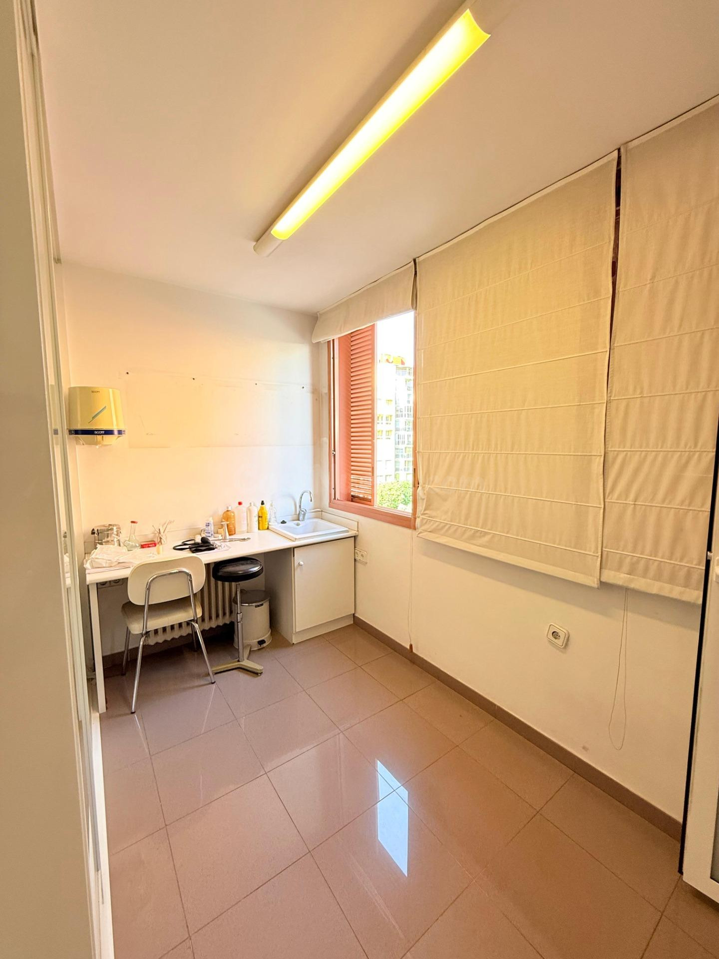 Estupenda oportunidad de amplia vivienda en la Rambla.