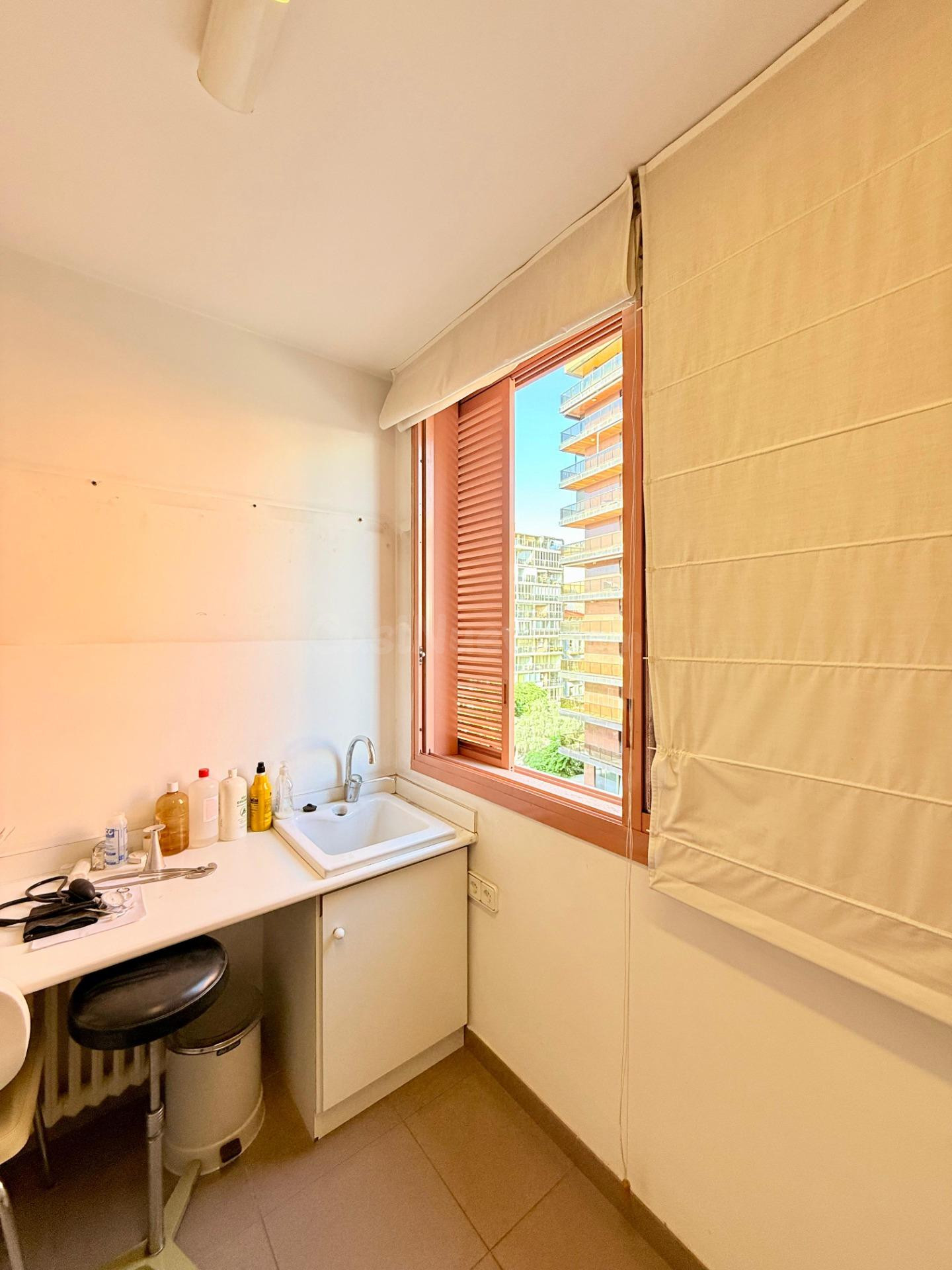 Estupenda oportunidad de amplia vivienda en la Rambla. - foto 2