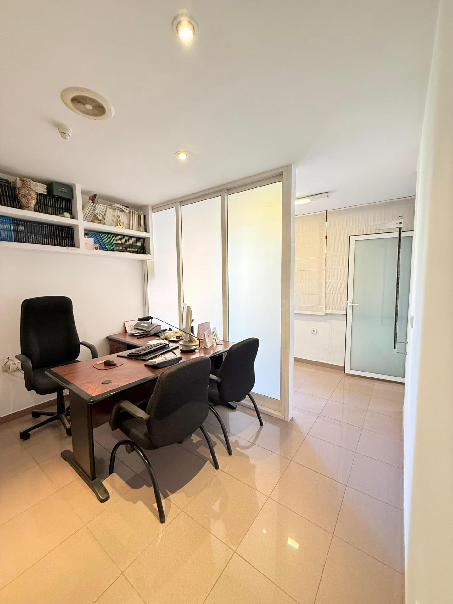 Estupenda oportunidad de amplia vivienda en la Rambla. - foto 3