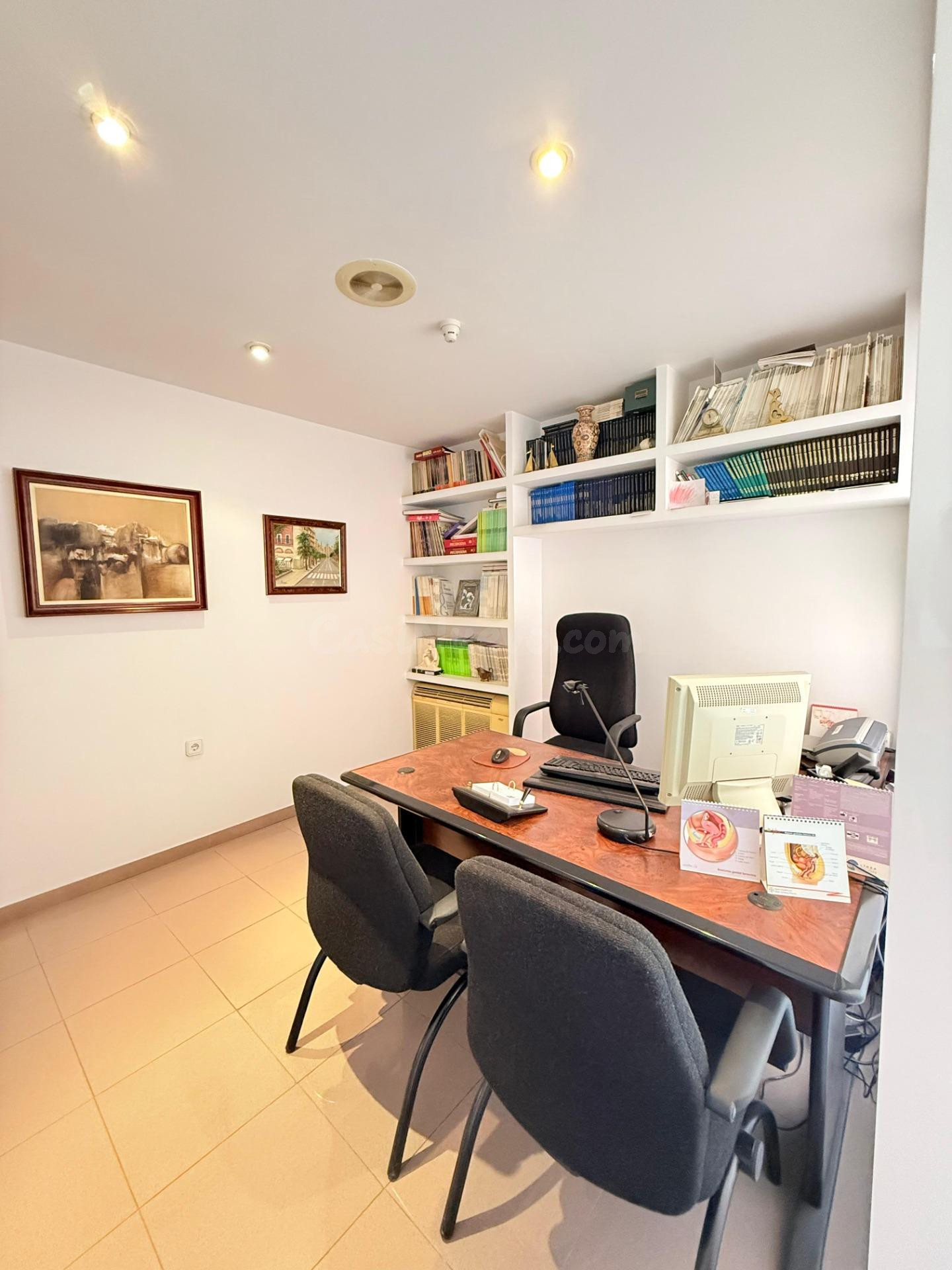 Estupenda oportunidad de amplia vivienda en la Rambla. - foto 4