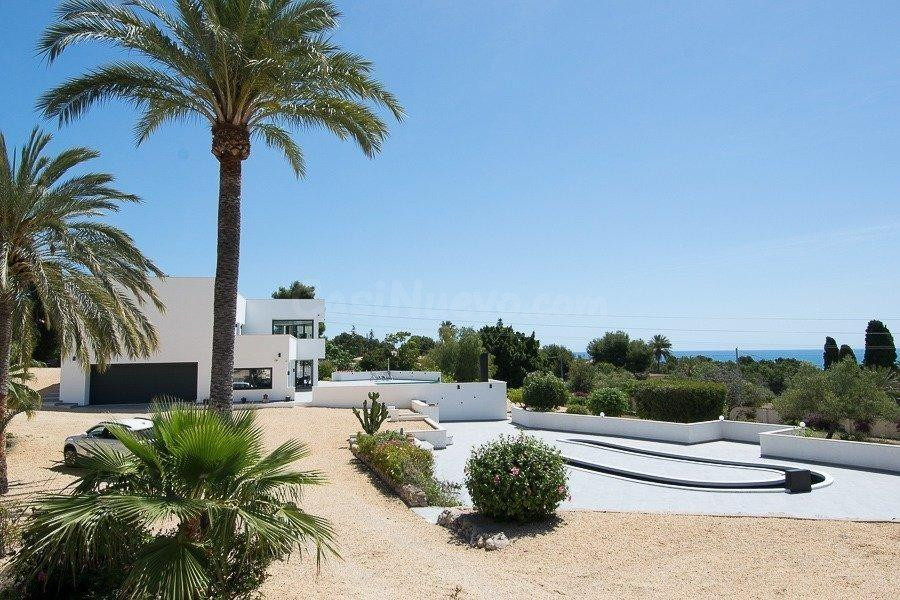 Lujosa villa en una gran parcela con fantásticas vistas al mar