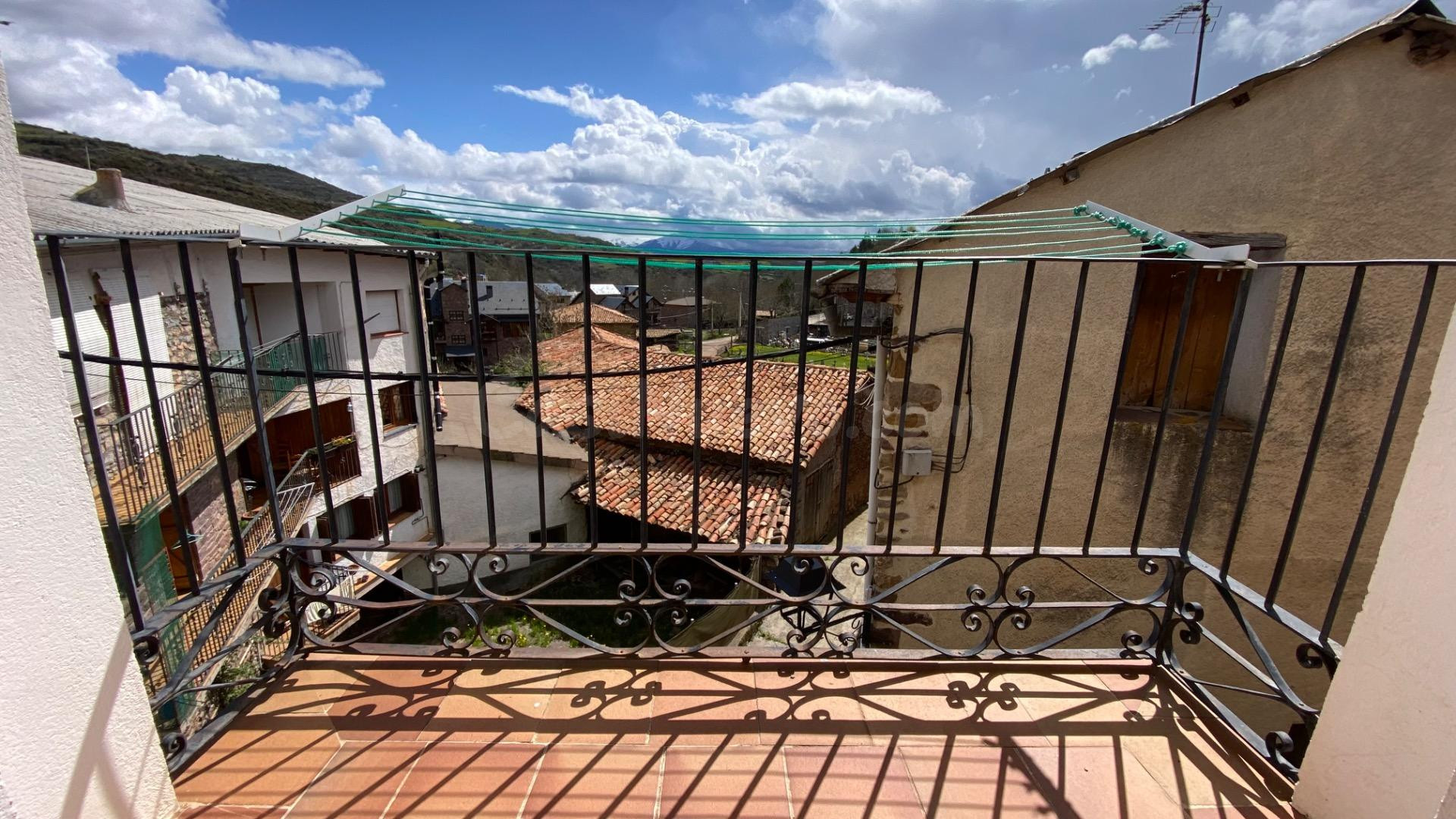 Casa grande de pueblo en Laspaúles con terreno de  más de 2 hectáreas.