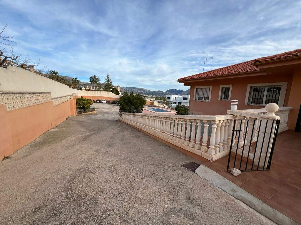 Amplia casa en Polop con vistas despejadas y piscina propia
