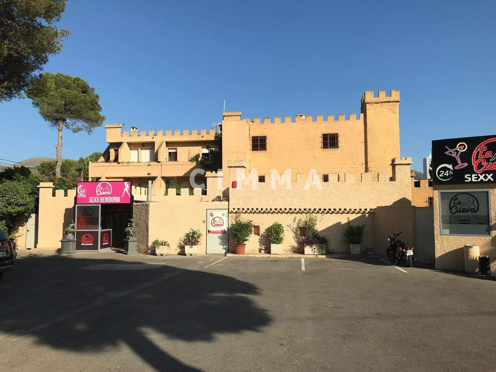 Hotel con Bar de Copas en pleno funcionamiento