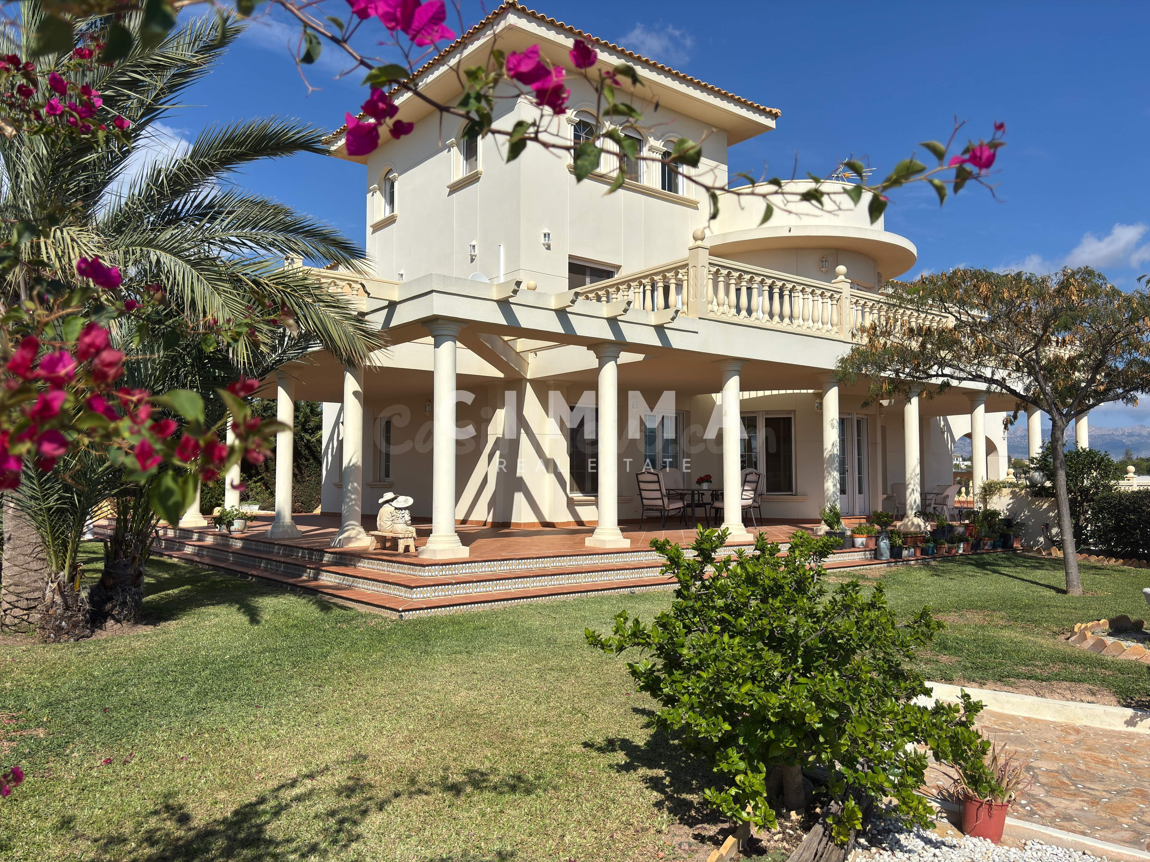 Villa de lujo con piscina y gran parcela en Benidorm