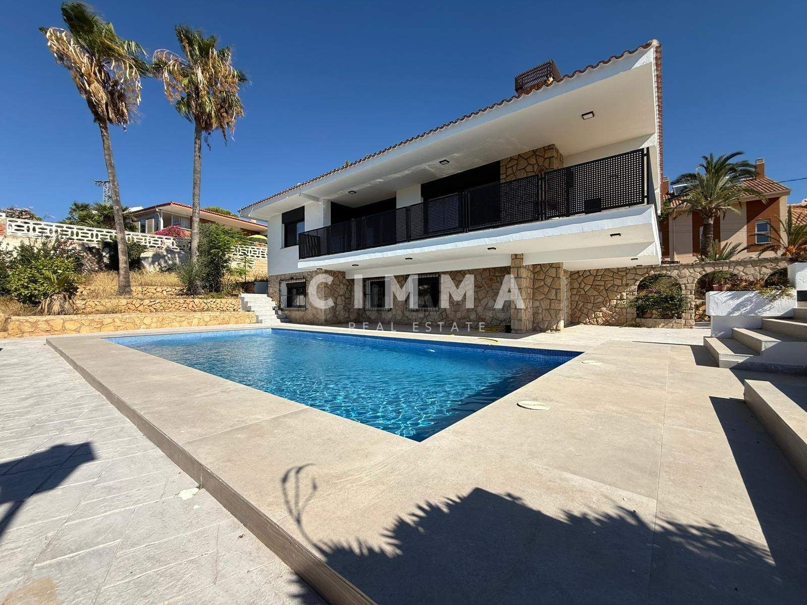 Villa de lujo completamente renovada con vistas panorámicas al mar en La Nucía