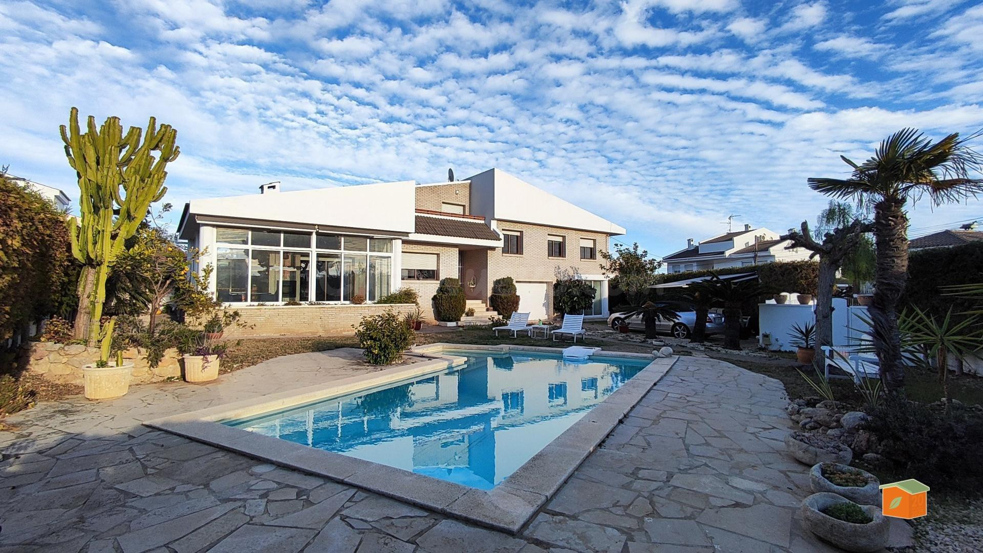 ESPECTACULAR CHALET CON PISCINA, GARAJE Y JARDIN EN VENTA EN ALCANAR-PLAYA (TARRAGONA)