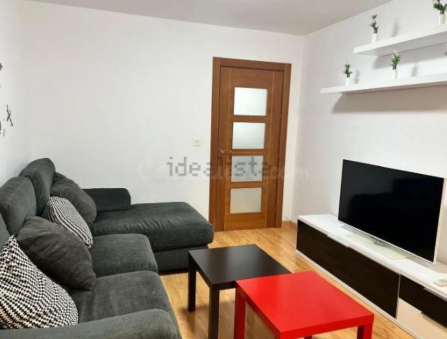 ** SE ALQUILA PISO EN CALLE VERDIALES IDEAL PARA ESTUDIANTES CHICAS **