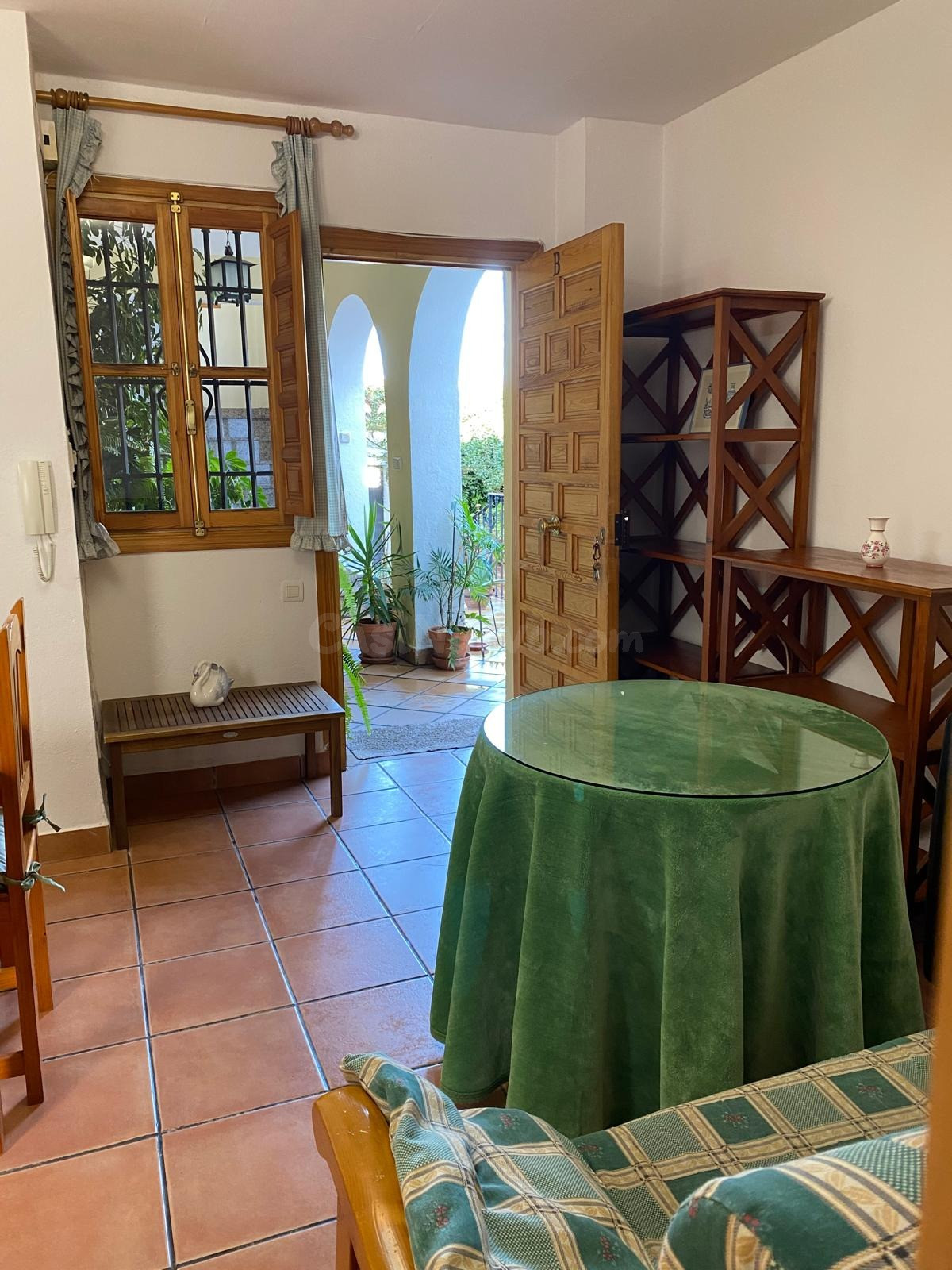 **Se alquila piso exterior con terraza en Albaicín – Ideal para trabajadores**
