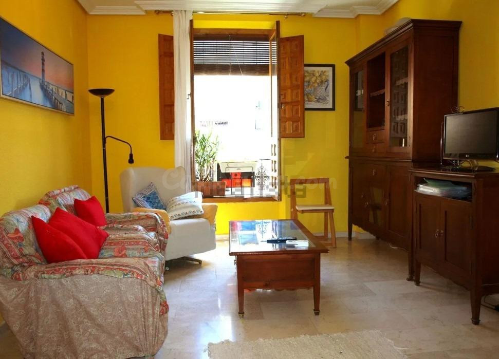 ** SE ALQUILA UN PISO ESPECTACULAR EN CALLE SAN JUAN DE DIOS IDEAL PARA ESTUDIANTES **