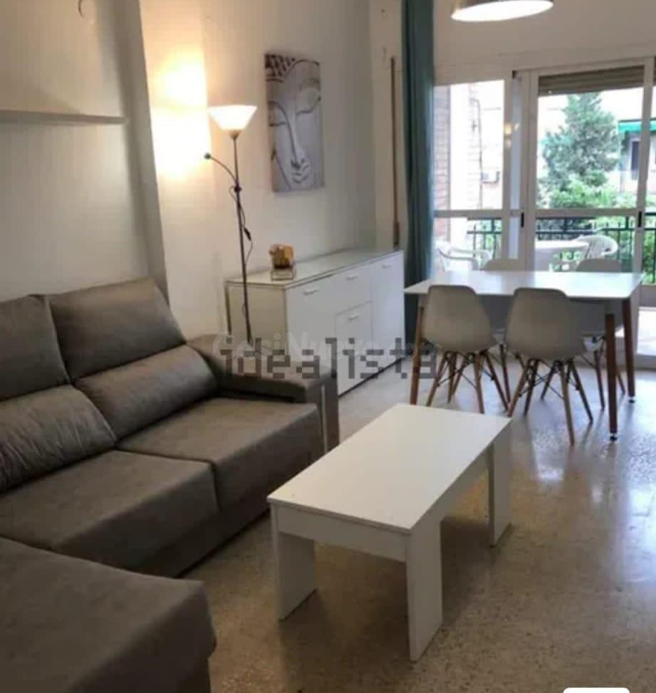 ***SE ALQUILA PISO EN CALLE SANTIAGO LOZANO CON COMUNIDAD Y AGUA INCLUIDA IDEAL PARA ESTUDIANTES***