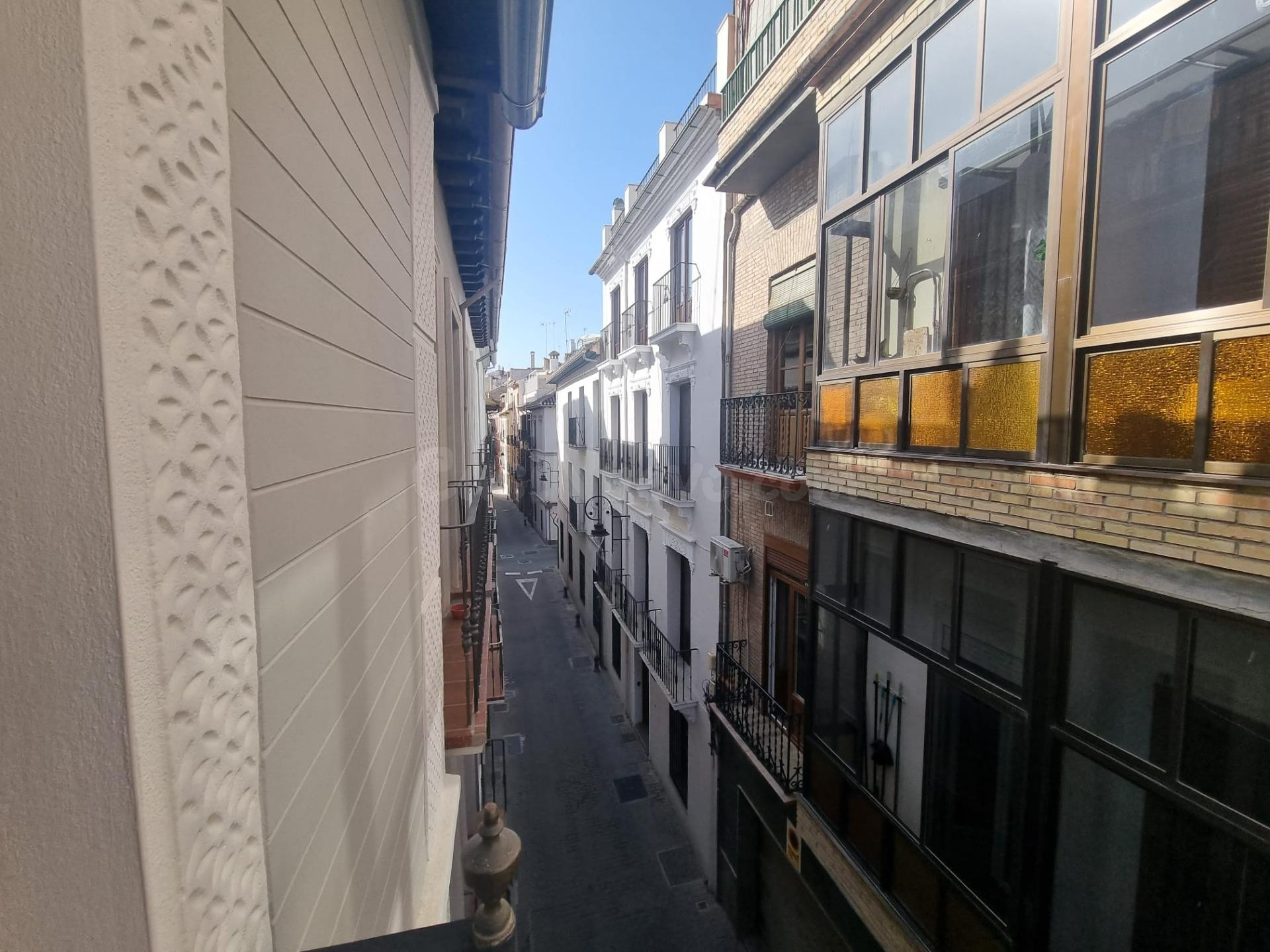 ** SE ALQUILA AMPLIO PISO EXTERIOR REFORMADO**