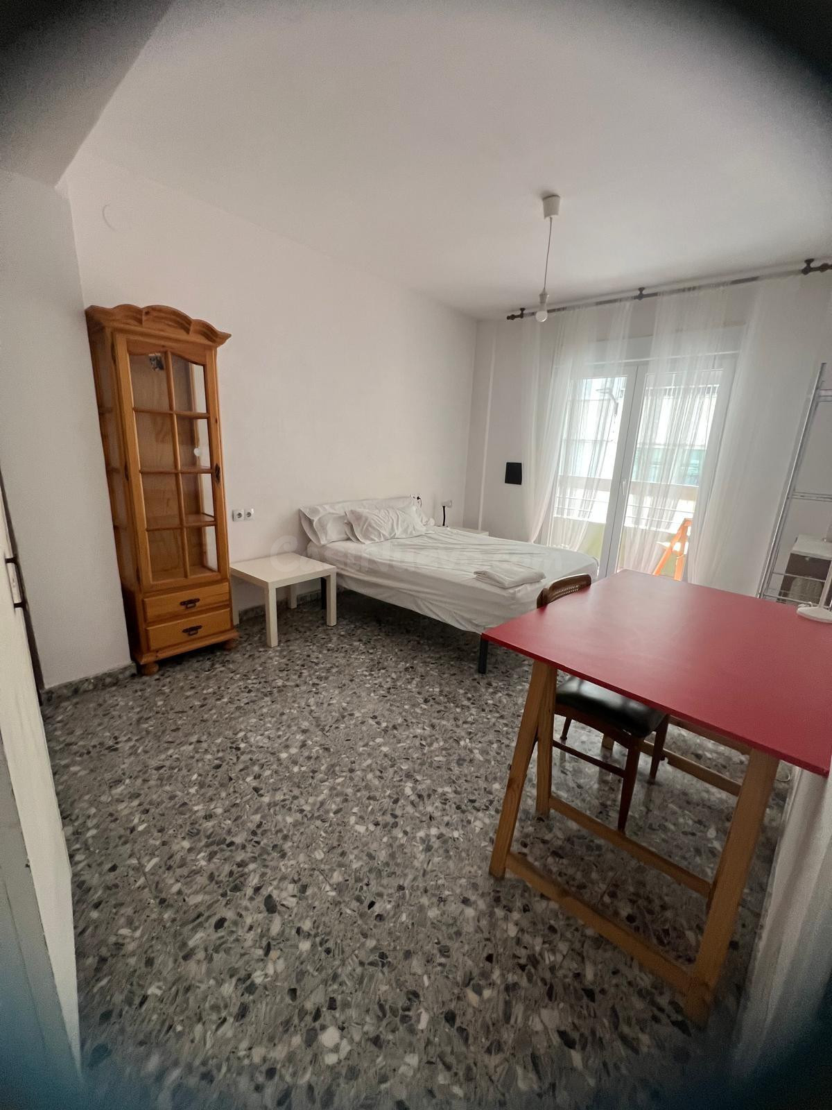 habitaciones EN ALQUILER EN CALLE LUIS BRAILLE – SOLO PARA CHICAS – COMUNIDAD Y CALEFACCIÓN INCLUIDAS