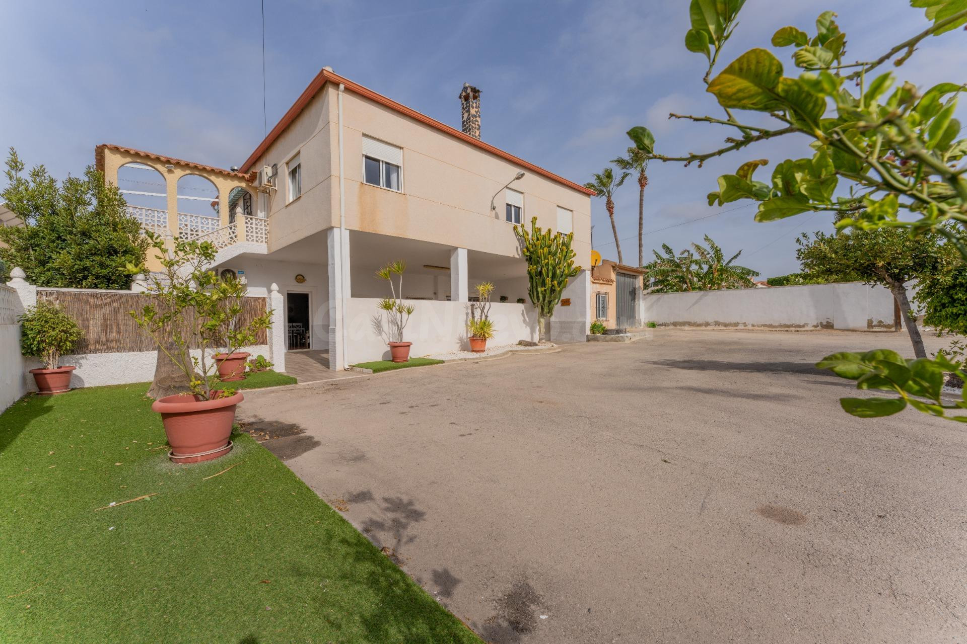 MAGNIFICO CHALET EN LA URBANIZACION LA MARINA SAN FULGENCIO