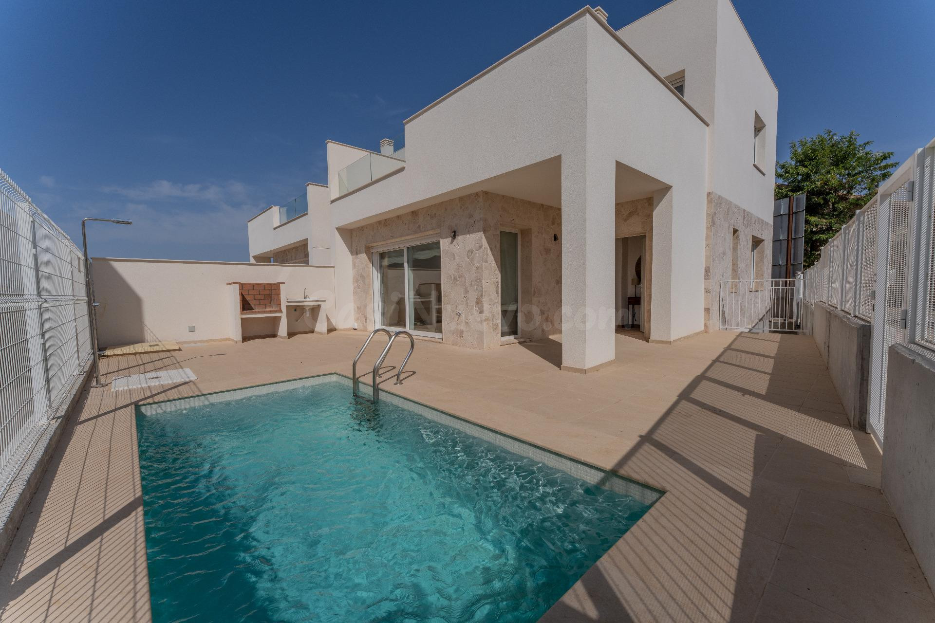 Villas sostenibles de lujo en Hondón de las Nieves con piscina, terrazas y sótano privado