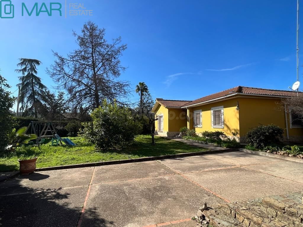 PARCELA DE 3000 M2 SEGREGABLE EN TRES CON DOS CHALETS
