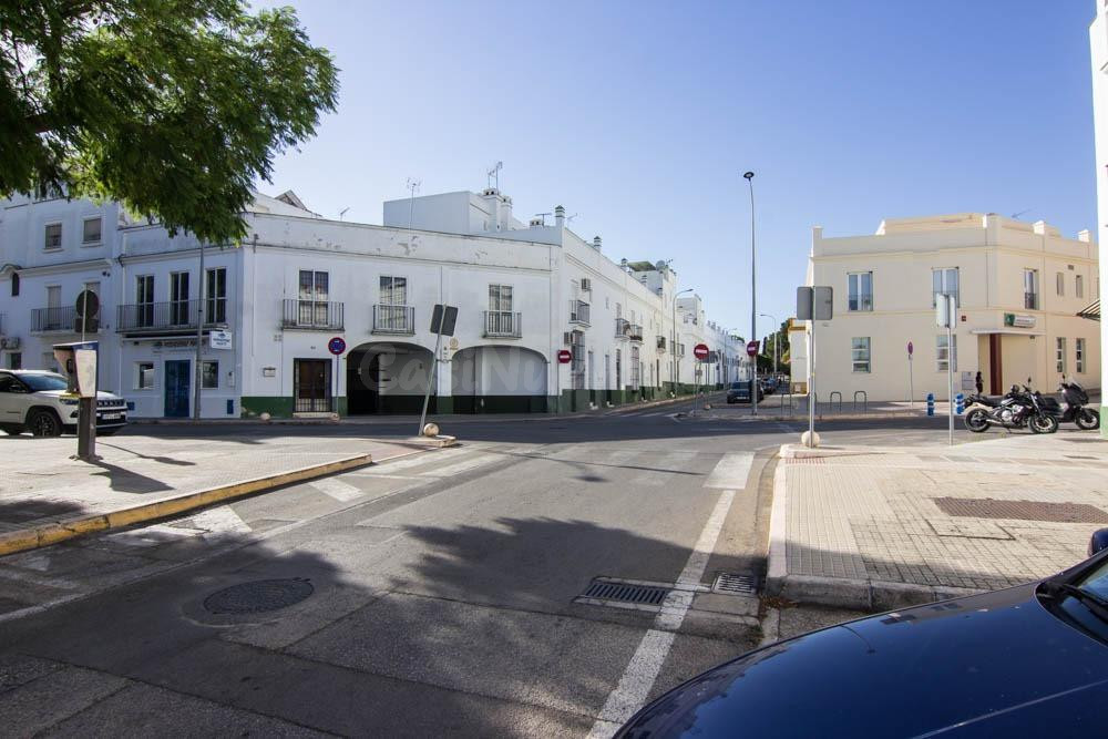 Local comercial junto a la Plaza de Toros y Centro de Salud