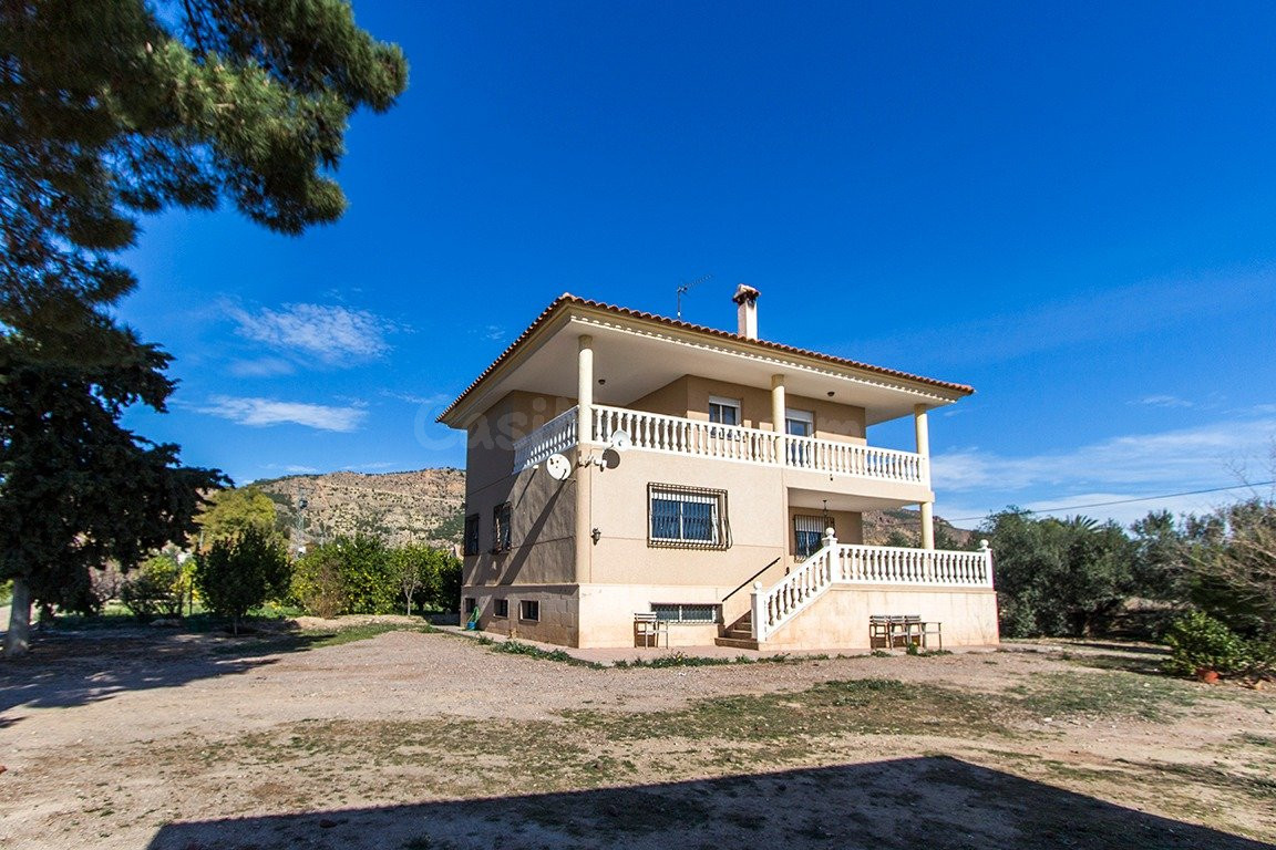 Chalet independiente con parcela en Alhama de Murcia