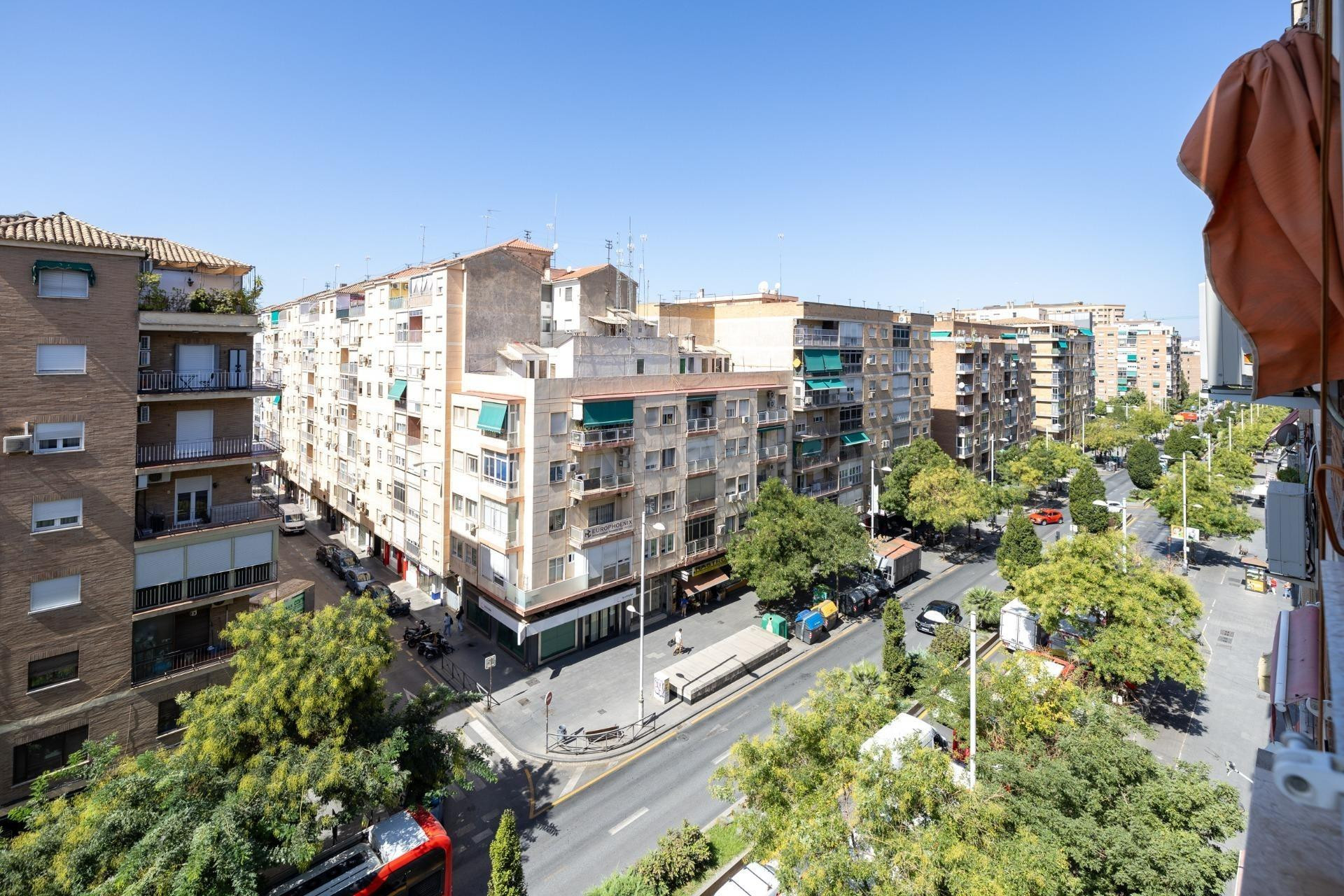 Camino de Ronda. Piso en planta alta con 5 dormitorios, gara