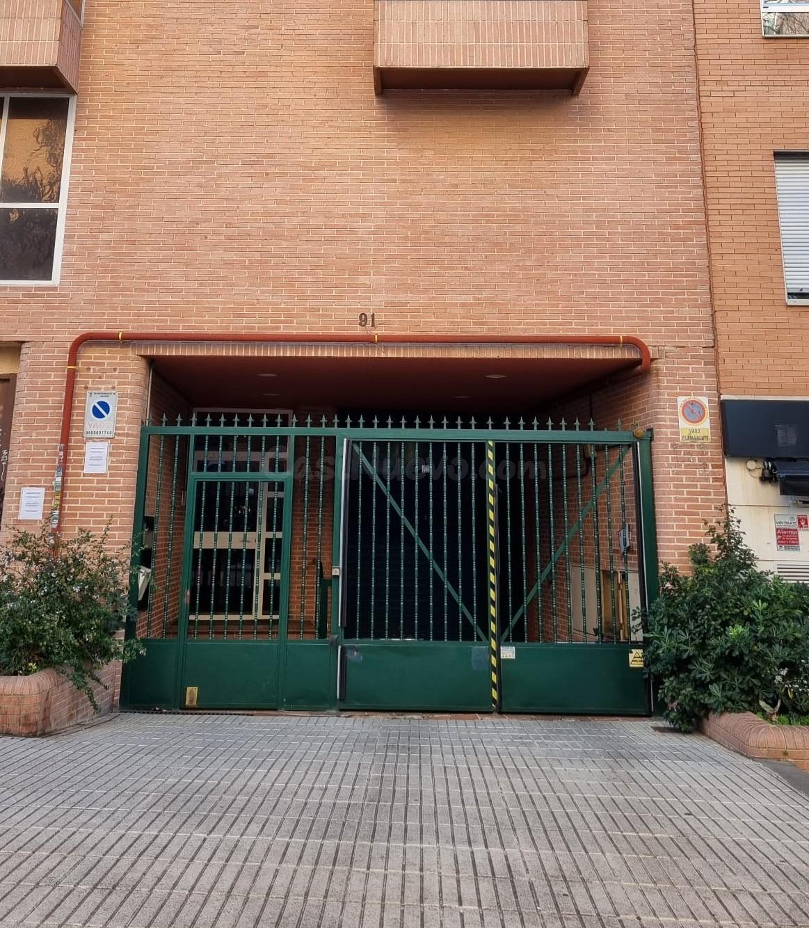Plaza de garaje para coche mediano