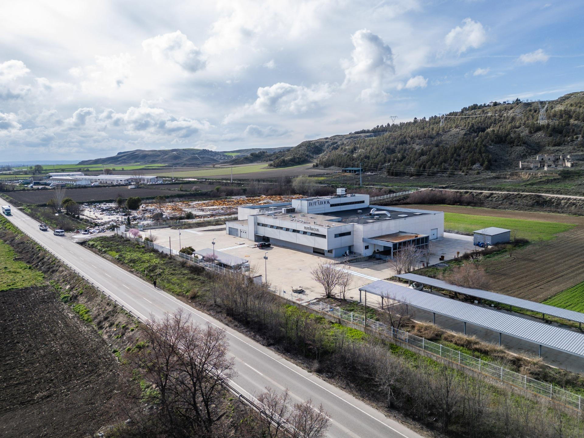 ^**^NAVE INDUSTRIAL CON PARCELA DE 30.000M2 A 45 MINUTOS DE 